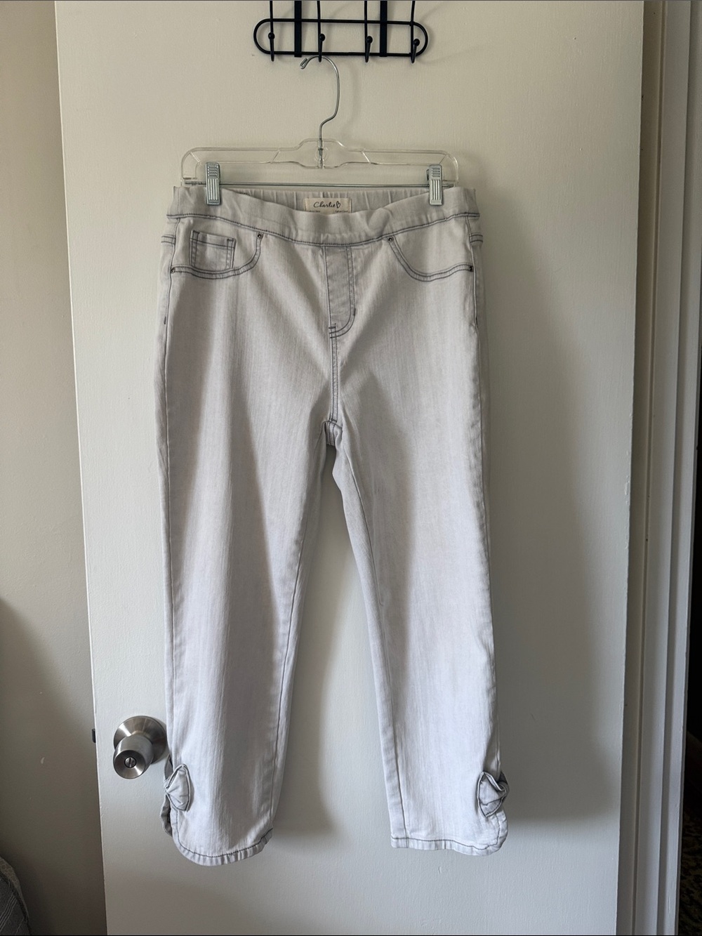 CHARLIE B Light Gray Cropped Tie-Hem Jeans